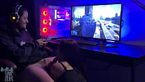 Mujer quiere que su marido use su gran polla para follarla, pero él solo quiere jugar, así que ella empieza sin él.