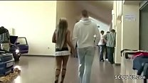 Deutscher Pornostar fickt mit Fan direkt auf der Messe