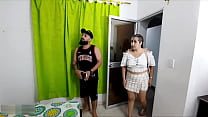 La puta de mi madrastra contrata a una mujer para arreglar nuestra casa y la convencí que me hiciera un trabajo sexual extra - Porno en Español