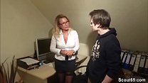 Chefin fickt den Jungen Azubi mit dem MEGA Schwanz
