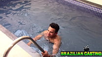 PISCINA COM UMA LINDA MORENA BRASILEIRA DE CORPO MARAVILHOSO SEXY CHARMOSA QUERENDO FUDER BASTANTE COM ROLA GRANDE.