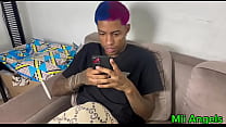 Fã do brinquedo chama amigo virgem pra participar de uma suruba gostosa , os dois macetaram ela