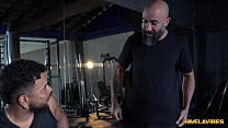 Na Casa das Proibidas, a Mila Hot puxou o treino e deu gostoso na academia do FV para dois brutos | Mila Hot | Felipe Costa | Erick Frei