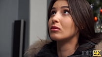 DEBT4k. Verzweifelte Hausfrau ist bereit, gefickt zu werden, um ihr schickes Auto zu behalten