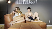 Não aguentei e gozei gostoso com o meu primo antes da minha tia chegar