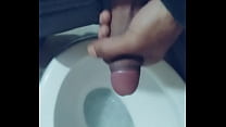 Ando caliente tocandome un poco la verga