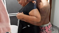 Le pido a esta rica morena que chupe mi verga, ella lo hace muy bien