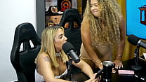 A Novinha Safada levantou e mostrou o cuzinho, ainda piscou na câmera bem gostoso para vocês, oque ela merece? - Bruna Lambertini & Isa Moura