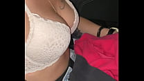 Dans la voiture je me déshabille pour enlever mon sous pull pour que je puisse ...