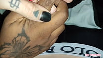 FUI VER NETFLIX COM O MEU MEIO - IRMÃO E PEDI UMA MASSAGEM NA MÃO E OLHA O QUE ELE FEZ COM ELA NO SEU PAU ENORME E DURO