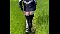 Les fesses à l air dans les champs Et bien plus encore