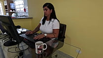 Nicoly Mattos não resistiu e deu o cuzinho no sofá da recepção depois de mamar o pau do chefe no escritório