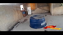 Arrombando o cu da gordinha casada no terraço