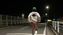 女装まゆの深夜全裸露出で大股開き