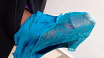 Rico semen mojando ropa interior femenina
