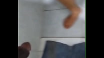 Cara me pagou para mijar na minha boca e eu engolir o mijo dele, né que eu gostei, quero de novo