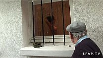 Jeune et jolie petite brunette se tape un vieux pervers