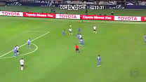 Peruaninho colocando bola por trás