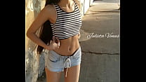Teen con pequeñas tetas al aire libre