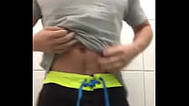 Sarado com marca de sungão se exibindo pra câmera