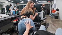 Manoseando el Culo de la Limpiadora Jovencita de la Barbería - PervTeen