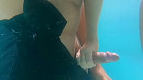 Branquinha safadinha fazendo sacanagem na piscina
