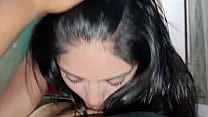 A mí vecina le gusta chupar el pene de cualquiera