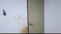 Me rompe el culo y me da de perrito por el alquiler del cuarto