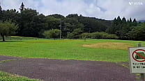包茎チンポを公園で日光浴