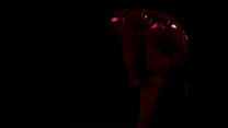 赤いラテックス衣装でポールダンスしてる透明な女