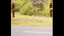 Ce beau goss crache son sperme au bord d'une route.