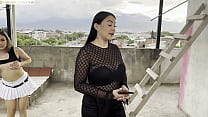 madrastra de enormes tetas se folla junto con su hijastra a su empleado de construcción