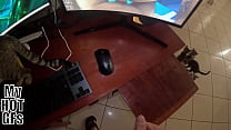 Mi novia llega de trabajar y me encuentra masturbándome