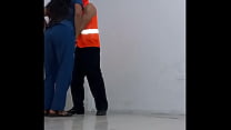 EL EMPLEADO DE LA LIMPIEZA SE DEJA SEDUCIR POR LA ENFERMERA DEL HOSPITAL Y LUEGO SE PONE EL CONDOM PARA FOLLARLA COMO ZORRA. SEXO DE PIE EN LOS PASILLOS DE LA OFICINA