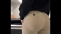 Probandome pantalones en el Shopping. Creo que estos me quedan bien, ¿no? a mi me gustan mucho