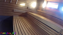 Nackt erkunde ich eine neue Sauna und wichse dabei meinen unbeschnittenen Schwanz. Doch vor Sperma kam der Saunameister.