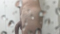 Câmera escondida flagra macho delicioso no banho, com surpresinha no final