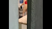 Ele adora ficar me espiando atrás da porta, e ainda estava sozinha. O macho estava para chegar e para me usar gostoso. T ...