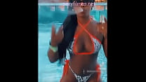 Gostosa Morena na Piscina