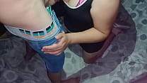 Medi sexy en vestido negro, oral y perrito