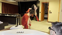 I fuck an in Dubai, the whore dances with me and wants me to take her squirt