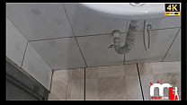 Casada escapa para o banheiro com lavador de carro enquanto corno espera. (Completo no Red)