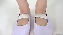 Femme aux pieds nus et chaussettes