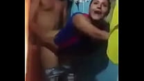 La cachan pero ella ni se inmuta sigue cogiendo