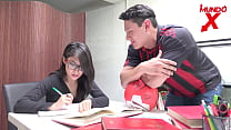 Hace todo lo posible para que la nerd le haga la tarea - corrida en la cara