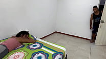 ENTRO AL CUARTO DE LA CACHONDA DE MI MADRASTRA Y LE PIDO DORMIR JUNTOS ESTA ACEPTA Y TERMINAMOS EN UNA RICA FOLLADA