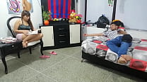tengo ganas de coger y mi hermanastra esta ocupada viendo su revista asi  que la provoco
