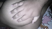 La encuentro en la cama con un dildo metido en el culo y termino follándola hasta que se corre