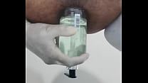 Arrombando meu cú com o vidro de sabonete líquido