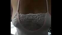 Casada colocando blusa pra atiçar o marido